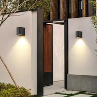Applique murale d'extérieur LED à double tête moderne étanche en aluminium carré avec lumière chaude pour chambre à coucher villa simple projecteur