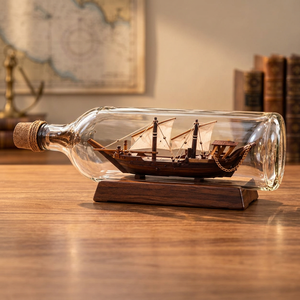 Modelo decorativo náutico de barco en botella hecho a mano con un diseño intrincado de veleros para exhibición en mesa de hogar u oficina y como regalo. - Product Image 3