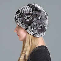 Topi dan Syal Musim Gugur dan Dingin Hangat Tebal Bulu Kelinci Rex Baru Motif Bunga Rubah Rajutan Jacquard Berlapis Ganda dengan Kancing untuk Dewasa.