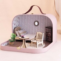 Diorama miniature de chambre à coucher, valise rose vintage, lit en treillis, commode en mosaïque, miroir, tapis à motif végétal, décoration d'intérieur, ornement, cadeau