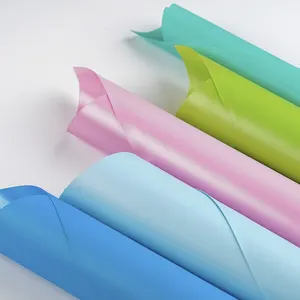Película de PVC personalizada de fábrica, color fluorescente, plástico de color transparente, película de PVC en rollo para embalaje de ropa