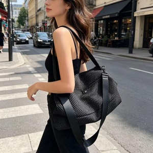 Sac de yoga personnalisé pour femmes, sac de sport pour femmes avec logo personnalisé, sac de voyage vintage unisexe, sac à bandoulière en cuir véritable avec fermeture éclair - Product Image 2