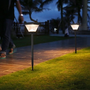 Foco LED Solar para Jardín, Resistente al Agua, de ABS Negro, para Paisajismo y Uso en Exteriores - Product Image 6