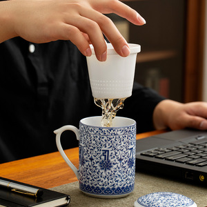 Tazza da Ufficio in Stile Retrò Blu e <span class=keywords><strong>Bianca</strong></span> con Coperchio e Filtro, Tazza in Ceramica per Microonde, Tazza in <span class=keywords><strong>Porcellana</strong></span> <span class=keywords><strong>Bianca</strong></span> per Regalo Aziendale - Product Image 3