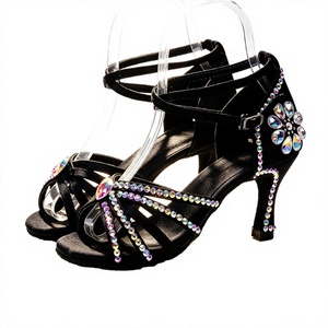 Chaussures de danse latine pour femmes en satin noir avec talon fleuri en strass 6-8 cm - Product Image 2