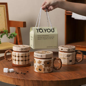 Taza de cerámica retro con tapa, diseño de flores, fabricada en Chaozhou, taza de café para uso general, regalo. - Product Image 3