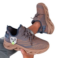 Baskets respirantes en maille pour hommes avec semelle souple et rehaussée, style running, couleur noire