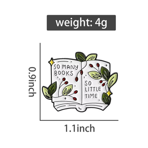 Spilla in smalto con citazione letteraria: Tanti libri, così poco tempo. Spilla a forma di libro aperto con foglie per amanti dei libri, bibliotecari, decorazione per club di lettura. - Product Image 2