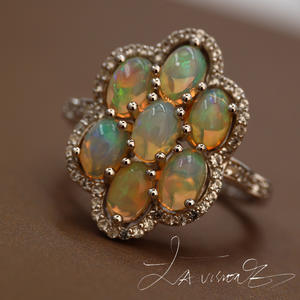 Anillo de Aniversario Vintage con Incrustaciones de Coral de la Serie Counterattack - Product Image 2