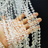 Lustre suspendu en acrylique irisé de luxe avec perles pour la décoration de plafond de salle de mariage, d'hôtel ou d'événement