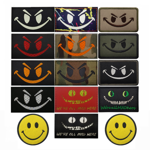 Patch Riflettente con Faccina Sorridente in Feltro PU Ecologico Fatto a Mano, Termoadesivo a Infrarossi per Zaini e Cappelli da Esterno - Product Image 1