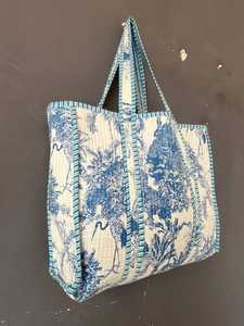 Sac fourre-tout matelassé en coton, fabriqué à la main en Inde, en tissu imprimé au bloc, sac à bandoulière pour voyage et shopping - Product Image 4