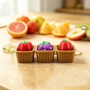 Ensemble de porte-clés fruits imprimés en 3D : orange, pomme, framboise, tomate, poire, petit panier marron, styles variés, unisexe - Product Image 3