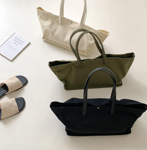 กระเป๋าผ้าแคนวาสทรงใหญ่จุของได้เยอะ พร้อมกระดุมปิด ดีไซน์สะพายไหล่ข้างเดียวแบบทันสมัย เหมาะสำหรับการเดินทางและช้อปปิ้ง - Product Image 1