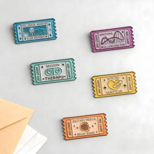 Nhà Máy Tùy Chỉnh Tem Mềm Men Pin Kẽm Hợp Kim UV In Ấn Đầy Màu Sắc Ve Áo Pin Mạ Vàng Phù Hiệu Men Charms - Product Image 6