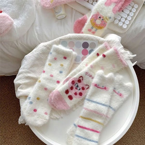 Bonitos y Coloridos calcetines mullidos para pantuflas, calcetines suaves de felpa con corazón para interiores, ropa para el hogar, logotipo personalizado, compresión, tobillo, medias de Invierno para mujer - Product Image 3