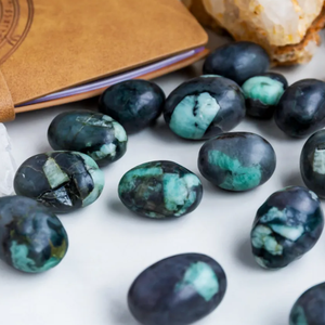 Pierres de palmier en émeraude naturelle roulée pour la guérison et l'énergie spirituelle, pour la sécurité - Product Image 1