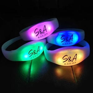 Phát sáng trong Đảng đài phát thanh kiểm soát Led dây đeo cổ tay ánh sáng lên từ xa DMX điều khiển LED Vòng đeo tay với biểu tượng tùy chỉnh - Product Image 1