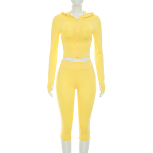 Viviblook D26ST229 Ensemble sportif 2 pièces pour femme : veste à manches longues zippée à capuche et pantalon plissé moulant court - Product Image 3