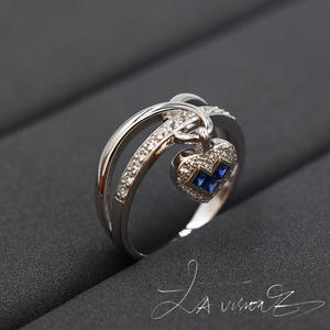 Anillo de Aniversario Vintage para Mujer con Incrustaciones de Cristal y Piedras Preciosas de la Serie Counterattack - Product Image 1