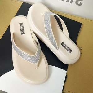 Chaussons d'extérieur chauds en peluche double couche à semelle épaisse avec perles décoratives, couleurs mélangées, pour femme, collection automne-hiver - Product Image 4