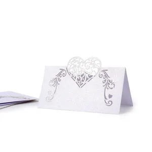 Düğün Centerpieces lazer kesim tasarım kağıt masa yer numarası kart ile Hollow kalp parti masa süslemeleri