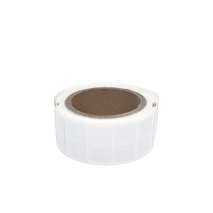 Étiquette RFID UHF personnalisée durable avec performance longue portée de 5 m pour la gestion logistique de détail, vêtements, U8 U9, papier PP - Product Image 1