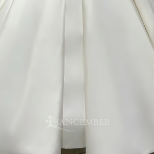 Vestido de Novia JFH29, Estilo Modesto, Satinado, con Hombros Descubiertos, Cola de Capilla, con Encaje y Flores - Product Image 5