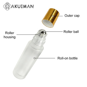 Botella de vidrio para aceites esenciales con logotipo personalizado, envase roll-on con tapa blanca y embalaje en tono dorado para cosméticos. - Product Image 4