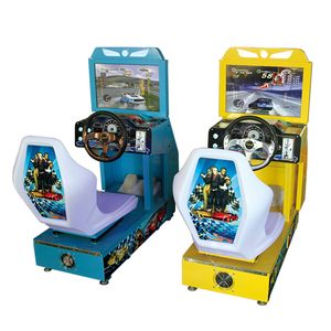 Melemparkan Koin Mengoperasikan Kendaraan Anak Elektronik Mengendarai Mobil Arcade Anak Balapan Simulator Mobil Arcade Di Sekitar Mesin Game Balap