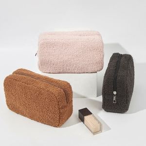 Sac de voyage en velours Teddy uni pour l'automne et l'hiver, sac de rangement portable pour le maquillage, sac cosmétique en peluche Teddy, fabriqué en usine BSCI - Product Image 1