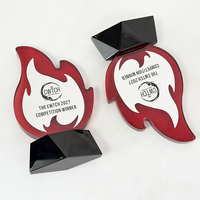 Trophée en cristal créatif en forme de flamme rouge pour récompenser les employés exceptionnels lors de la réunion annuelle de l'entreprise