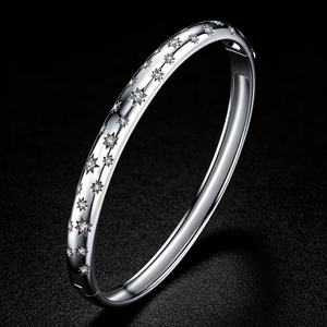 अच्छे गहने न्यूनतम 925 स्टर्लिंग चांदी के राउंड कट स्टार के आकार के मोइससानाइट बांगल महिला वर्तमान पास परीक्षक के लिए - Product Image 2