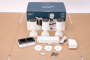 Paquete de Seguridad con Cámara <span class=keywords><strong>Arlo</strong></span> VMC4350P-1BYNAS Pro 4 Spotlight y Accesorios - Product Image 1
