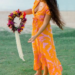 Robe mi-longue en rayonne douce à imprimé plage pour femmes, fabriquée sur mesure, avec décolleté en V profond et fente, de la marque Designer Factory - Product Image 2