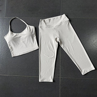 Ensemble de yoga 2 pièces respirant et à séchage rapide pour femme, avec soutien-gorge dos nu à col en V et pantalon capri taille haute, anti-transpiration, idéal pour la gym