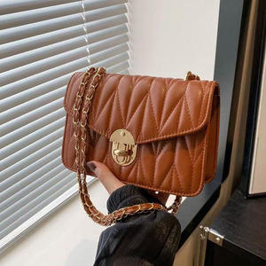 Mini bolso fruncido de moda con forma cuadrada estructurada con asa de cadena y cierre de metal - Product Image 5