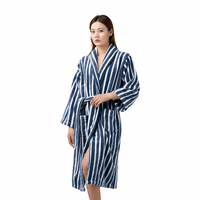 Peignoir personnalisé avec logo, col châle, en polaire corail gris, super doux et confortable pour après la douche et pour femmes (e-commerce)