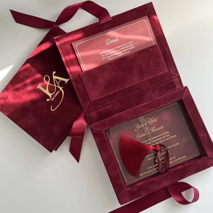 Boîte d'invitation de <span class=keywords><strong>mariage</strong></span> Bourgogne Velours Acrylique Boîte d'invitation dans une boîte en velours avec logo personnalisé or Monogramme Marron Pompon - Product Image 1