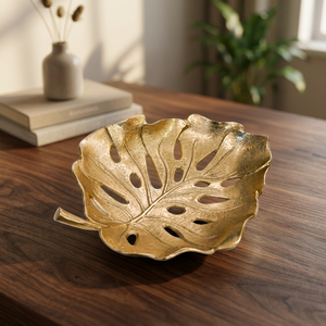 Assiette décorative en forme de feuille dorée, en métal poli, style glamour, motif végétal fait main, plat de fête - Product Image 3