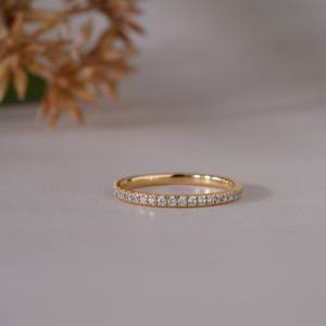 Anillo Apilable Minimalista con Pavé de Oro, Elegante Anillo de Diamantes Clásico para Mujer, Joyería Fina para Bodas, Aniversarios y Uso Diario - Product Image 1