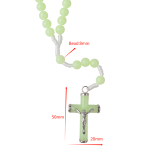 El collar de nudo blanco de Rosario de plástico fluorescente verde claro de estilo religioso con colgante de Cruz católica es el regalo perfecto - Product Image 2