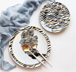 <span class=keywords><strong>Service</strong></span> de table en porcelaine noire moderne personnalisé pour restaurant, <span class=keywords><strong>vaisselle</strong></span> en porcelaine fine avec motif rond pour mariages - Product Image 6