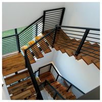 Escalier droit moderne et spacieux pour villa, résistant à l'humidité, tendance et grandiose