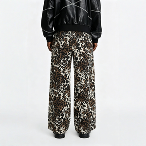 Jean en denim ample à imprimé léopard audacieux et tendance avec poches latérales fonctionnelles, jean en denim délavé à jambes larges pour un style rétro hip-hop - Product Image 2