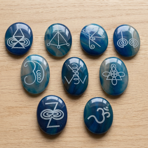 Conjunto de piedras preciosas de ónix azul ovalado pulido, artículos de colección artísticos para uso en Feng Shui, conjunto de Karuna Reiki tallado y grabado de alta calidad de Gujarat - Product Image 3