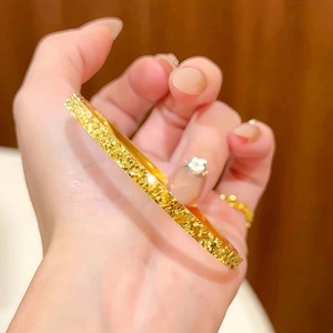 สินค้าไลฟ์สด: กำไลข้อมือแบบเปิดสามด้านสำหรับผู้หญิง พร้อมประกายสีทองและพื้นผิวสีทองวิบวับแบบเย็นตา - Product Image 3