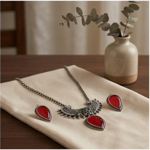Conjunto de Collar con Colgante de Piedras Rojas y Verdes de Diseño DIVYORO, Joyería Elegante Oxidada con Pendientes - Product Image 1