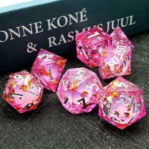 Набор кубических костей ручной работы из полиэдрической розовой жидкой смолы с золотистой и серебряной фольгой для Games-Liquid12 Dungeons and Dragons RPG Board - Product Image 4