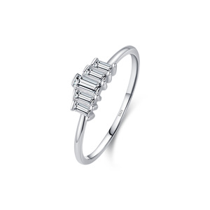 Anillo de compromiso de plata S925 con diamantes baguette para mujer, estilo clásico geométrico con engaste de canal, ideal para regalar a seres queridos. - Product Image 1
